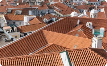 Ventajas de Canalones Modernos: Protección y Estilo para Tu Hogar 1 Top Tejados Burgos Vista aérea de tejados de tejas rojas en Alcala Henares, destacando la calidad y resistencia de las instalaciones realizadas por Tejados Alcala Henares.