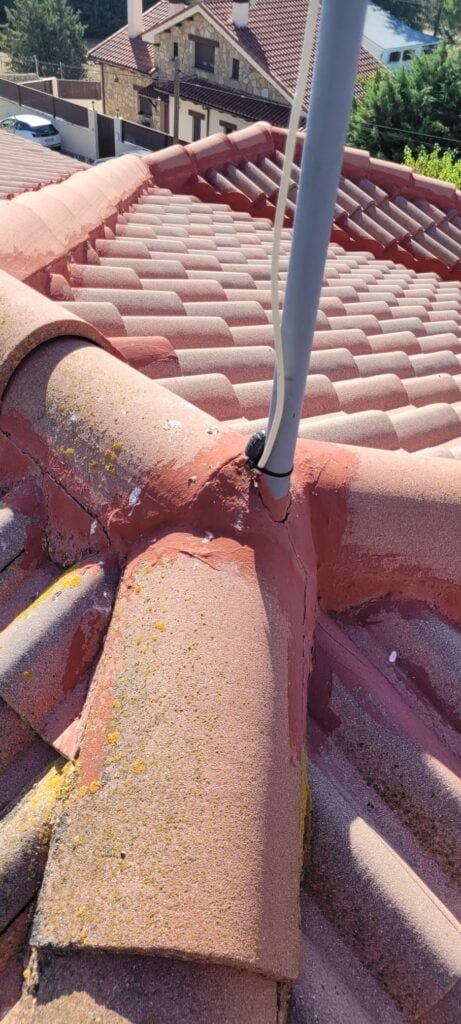 impermeabilización de remates Lozoyuela 5 Top Tejados Burgos Tejado con tejas rojas en Alcala Henares, mostrando detalles de instalación profesional y acabado de calidad realizado por Tejados Alcala Henares.