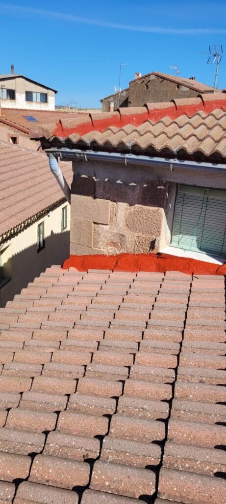 Impermeabilización de remates - Anguita 2 Top Tejados Burgos Tejado con aislamiento térmico y acústico aplicado, mejorando la eficiencia energética y protección contra el ruido en un entorno residencial