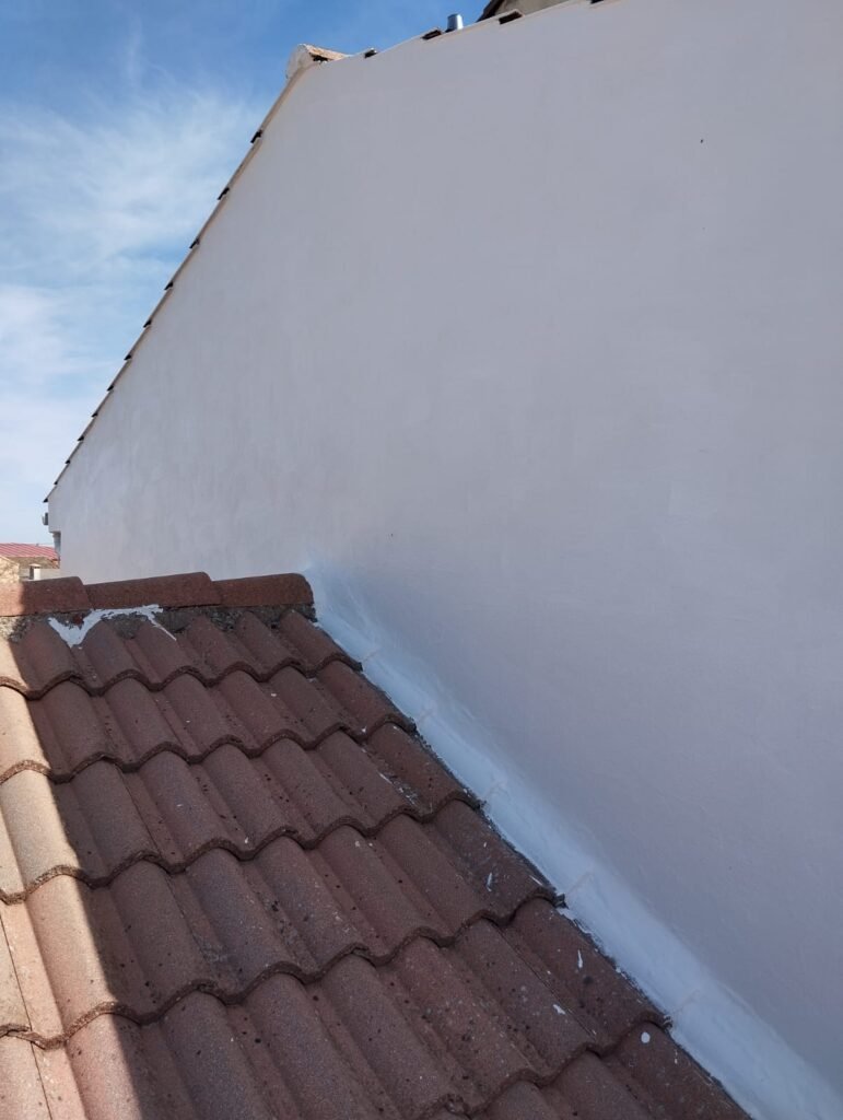 Impermeabilización de Fachada Villabilla 4 Top Tejados Burgos Tejado con tejas de cerámica y aislamiento térmico y acústico en las juntas, mejorando la protección contra el clima y el ruido exterior.