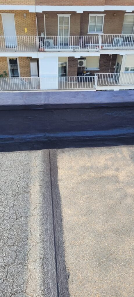 Arreglo Terraza - Burgos: Renovación Sostenible para una Belleza Duradera 5 Top Tejados Burgos Aplicación de aislamiento térmico y acústico en un tejado plano, mejorando la eficiencia energética y reduciendo el ruido en el edificio