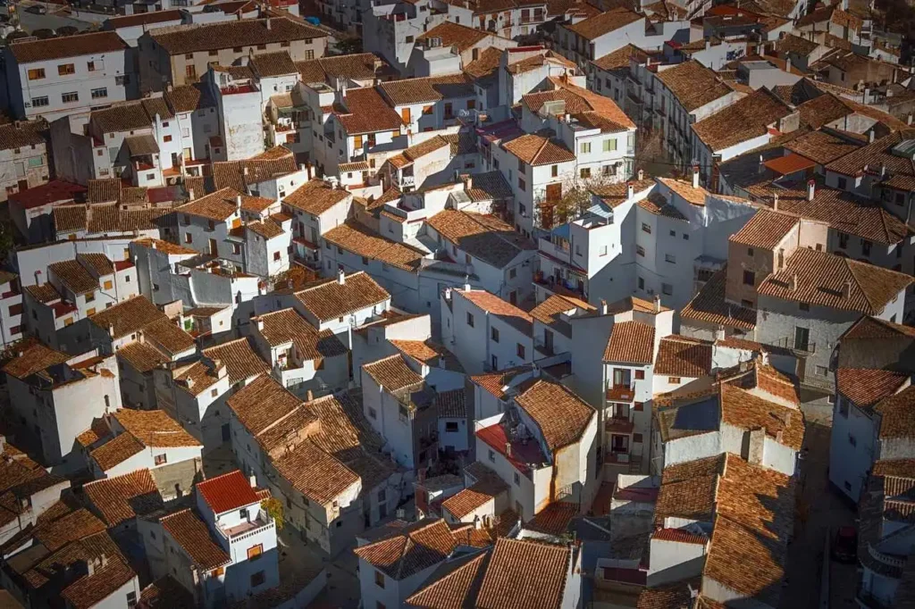 Vista de tejados con los mejores materiales para tejados, ofreciendo durabilidad y estética para proteger y embellecer el hogar