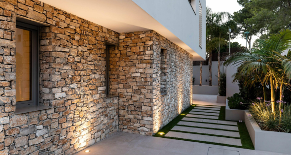 Fachada con revestimiento de piedra natural