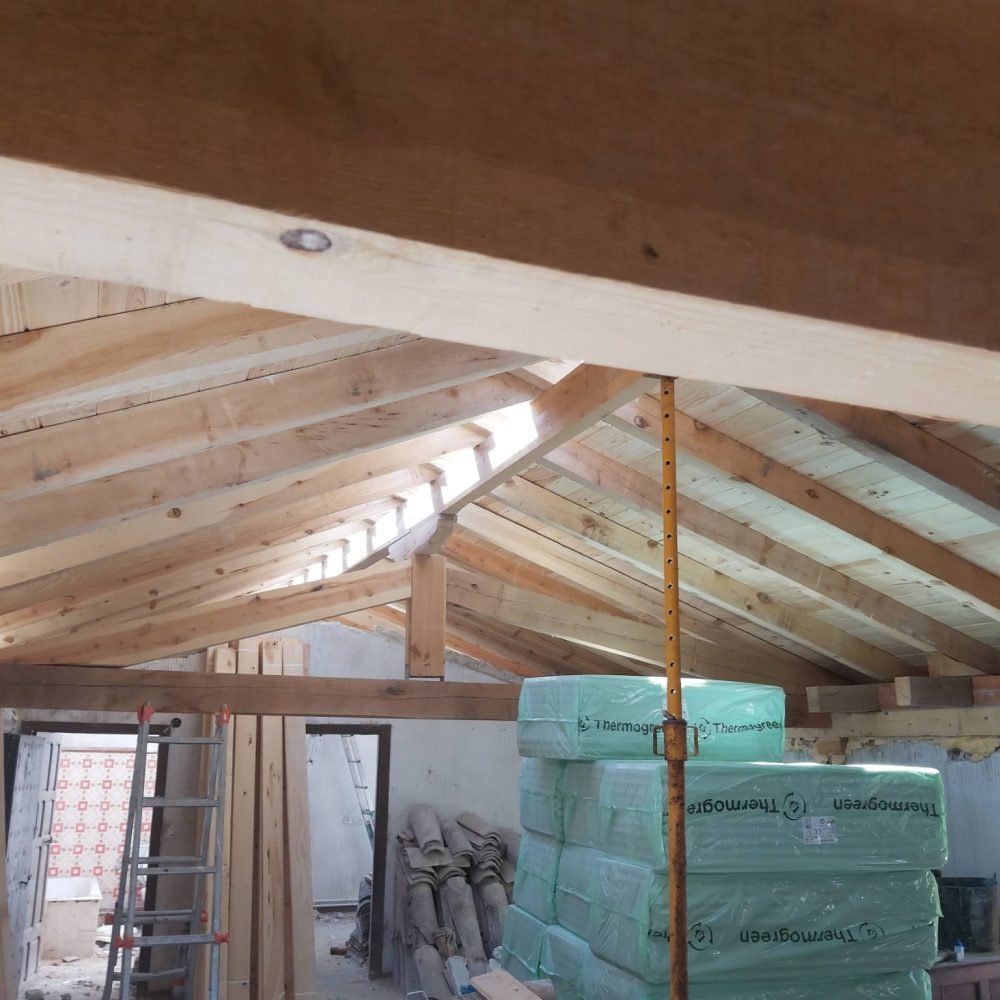 Cubierta antigua renovada con técnicas modernas y sostenibles