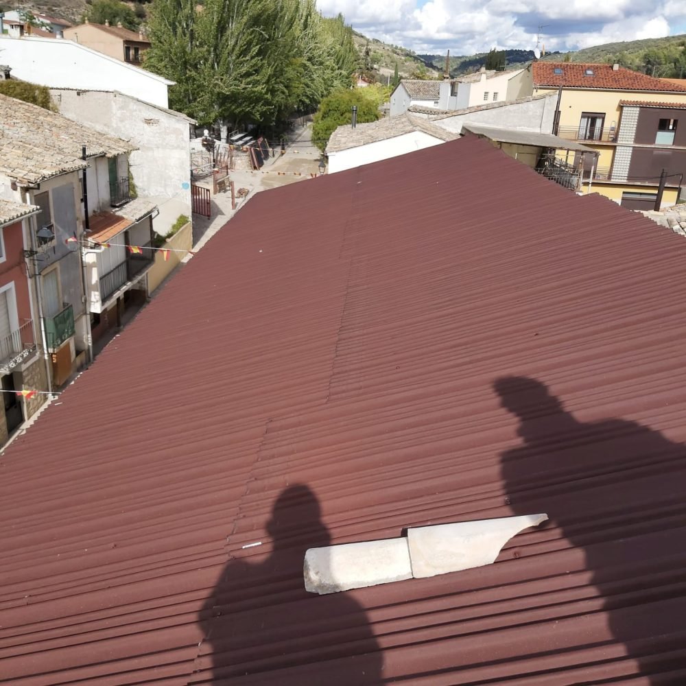Detalle de tejas rústicas que conservan la estética original del pueblo