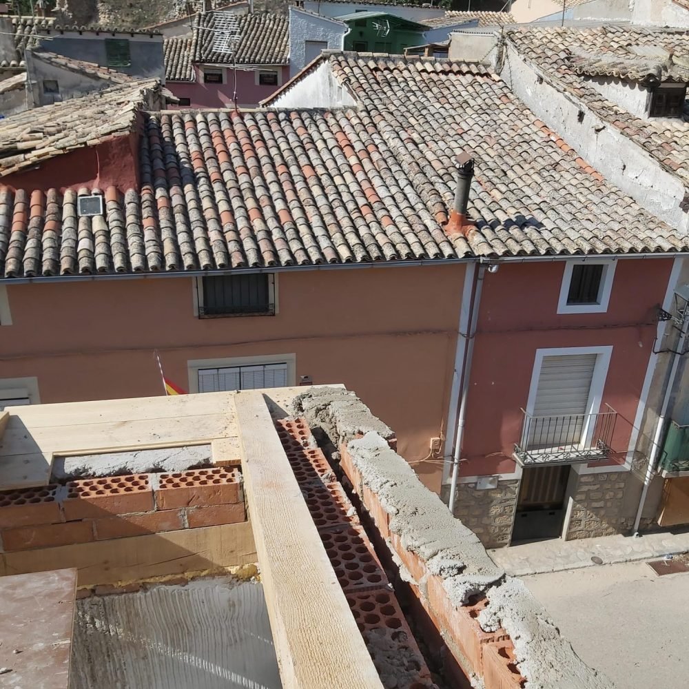 Cubierta antigua renovada con técnicas modernas y sostenibles