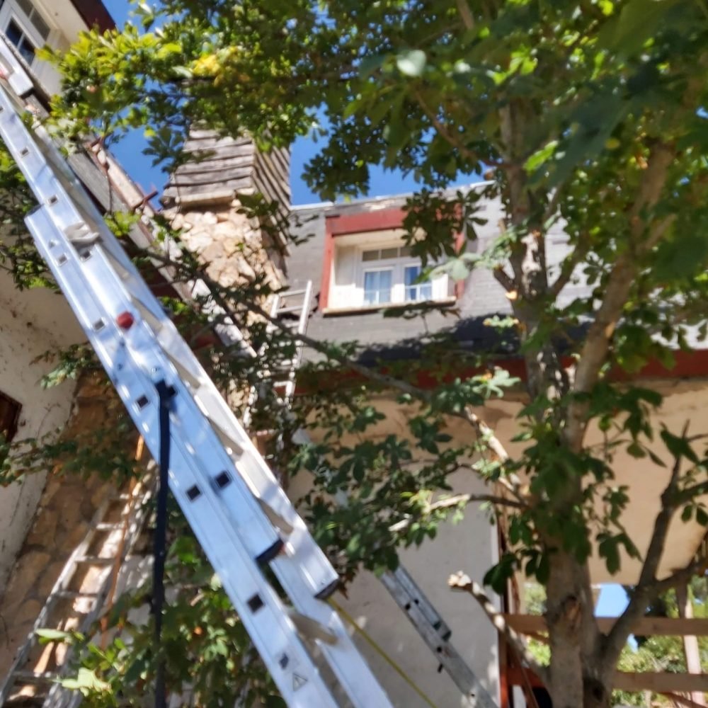 Reparación de tejado tradicional con materiales sostenibles en Cerezo de Arriba